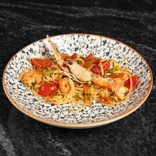 Linguine cu creveți, legume și icre roșii