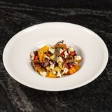 Salată caldă din legume coapte și telemea