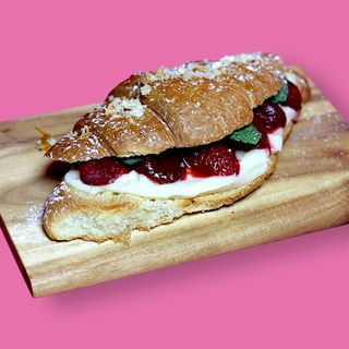 Croissant cu căpșuni