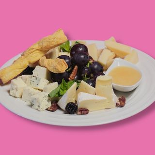 Platou de brânzeturi pentru vin