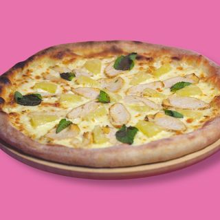 Pizza cu pui și ananas