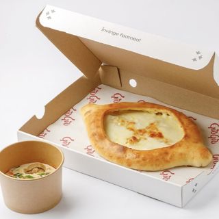 Khachapuri adjarian-cu sos de ciuperci