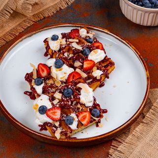 Vafe cu sos de vanilie și fructe de pădure