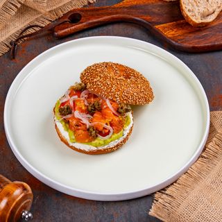 Bagel cu somon slab sărat și guacamole fin