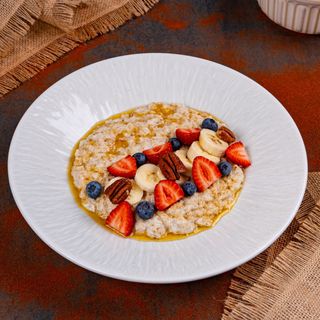 Terci de ovăz cu fructe de pădure și miere