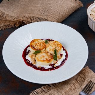 Brânzoaice cu sos de fructe de pădure și smântână cu vanilie