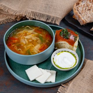 Zeamă cu pui și tăiței servită cu pampușcă, smântână, brânză de oaie