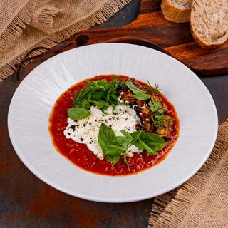 Shakshuka cu ouă poșate și vinete prăjite