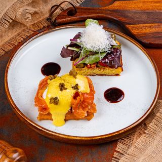 Vafe cu somon, avocado, ouă poșate și sos olandez