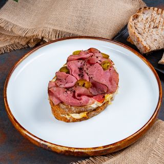 Cheesy toast cu pastrami și ardei jalapeno