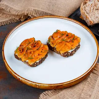 Toast cu somon slab sărat pe pâine Borodino și cremă de brânză cu citrice