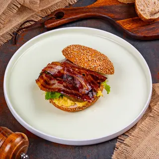 Bagel cu bacon, ardei jalapeño și scrable