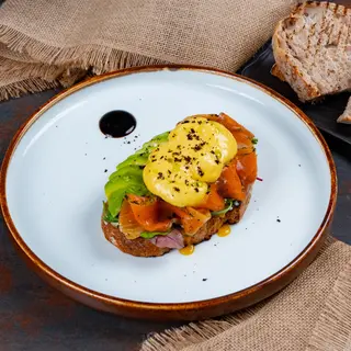 Toast cu somon slab sărat, ouă poșate și avocado