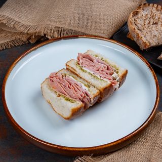 Toast cu mortadella și stracciatella fină