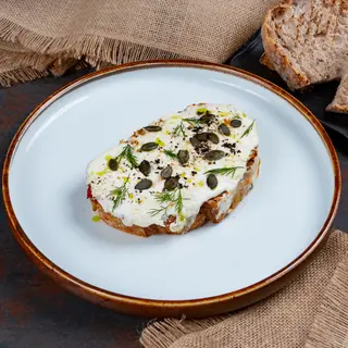Toast cu legume coapte și mousse din smântână cu brânză de oaie