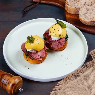Ouă Benedict cu pastrami