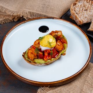 Toast cu ou poșat, creveți rumeniți și guacamole