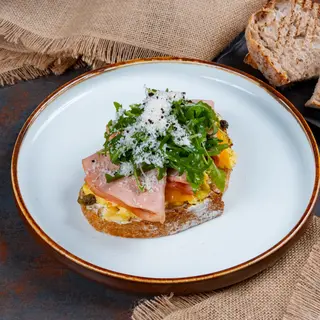 Toast cu mortadella, scramble, rucola și capere prăjite