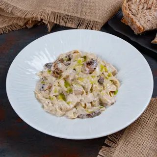 Fettuccine cu pui, ciuperci albe și ulei aromat de trufe