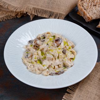 Fettuccine cu pui, ciuperci albe și ulei aromat de trufe