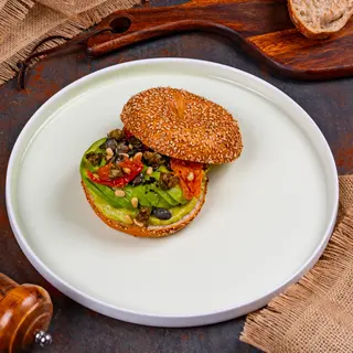 Avo bagel cu roșii uscate și semințe de pin