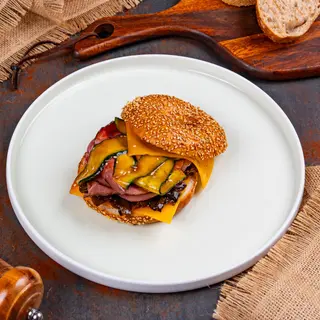 Bagel cu pastrami, ciuperci teriyaki și castraveți kimchi