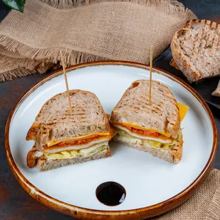 Caesar Sandwich cu piept de pui crocant