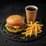 Cheeseburger + cartof pai + americano