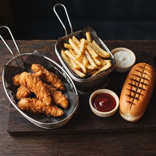 Pui crispy cu cartof pai + chifla grill + 2 sosuri
