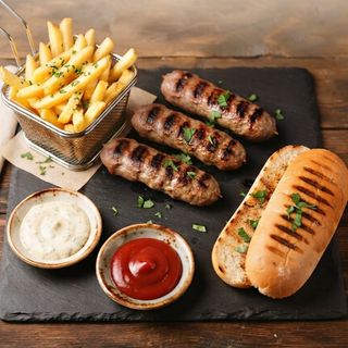 3 Mici de vita-porc cu cartof pai + chifla grill + 2 sosuri