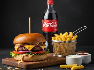 Cheeseburger + cartof pai + Cola 0,5 L