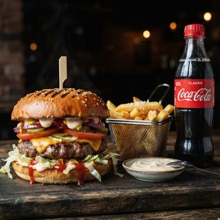 Cheeseburger + cartof pai + Cola 0,5 L