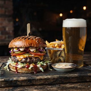 Cheeseburger + cartof pai + bere blonda 0,5 L 