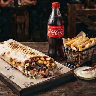 Kebab de porc-vita + cartof pai + sos picant + Cola 0,5 l