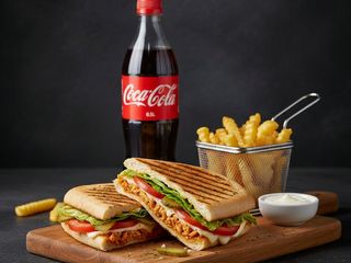 Panini "Chicken & Cheese" + cartof pai + sos + Cola 0,5 l