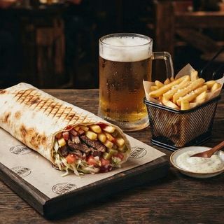 Kebab de porc-vita + cartof pai + bere blonda 0,5 L