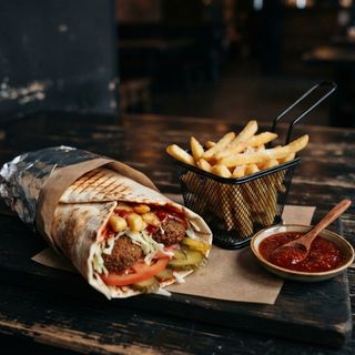 Kebab Vegan (de post) + cartof pai + ketchup