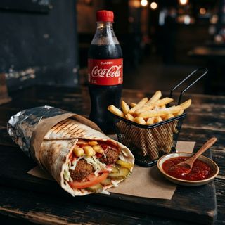 Kebab Vegan (de post) + cartof pai + Coca Cola