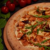 Pizza cu somon și ceapă confiată