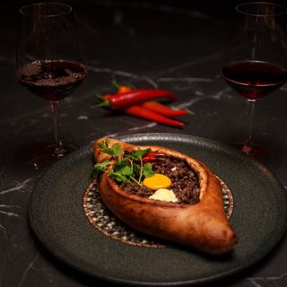 Khachapuri în stil Adjarian cu carne