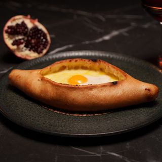 Khachapuri în stil Adjarian
