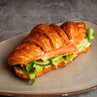 Круассан с лососем/ Croissant cu somon