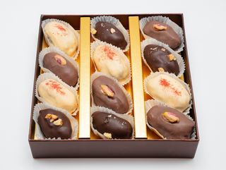 Curmale regale cu nuci grecești în ciocolată