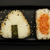 Onigiri cu somon (2 buc)