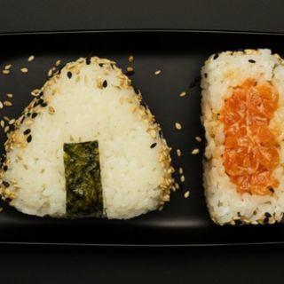 Onigiri cu somon (2 buc)