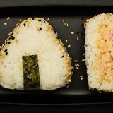 Onigiri cu somon prăjit (2 buc)