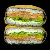 Sushi burger cu somon prăjit
