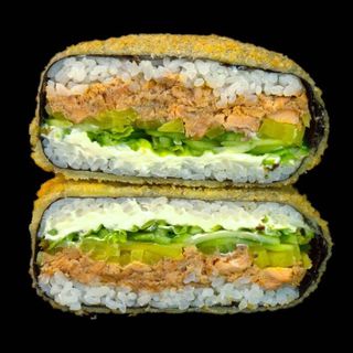 Sushi burger cu somon prăjit