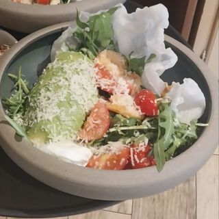 Salată cu creveți și rucola