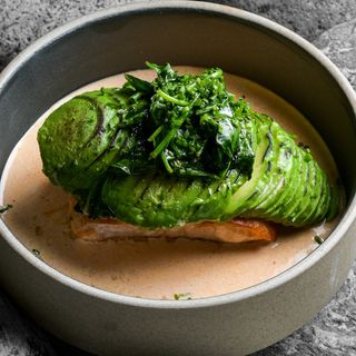 Somon cu avocado la grătar în sos tom yum 280g